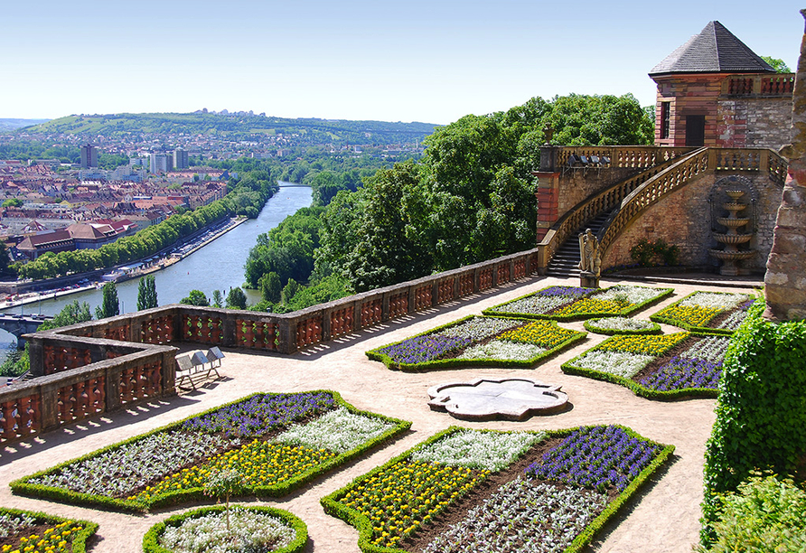 Der Garten der Marienfeste in Würzburg bietet einen herrlichen Panoramablick auf die Stadt.
