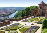 Der Garten der Marienfeste in Würzburg bietet einen herrlichen Panoramablick auf die Stadt.