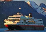 Je nach Reisetermin fahren Sie mit dem Hurtigruten-Schiff Midnatsol.