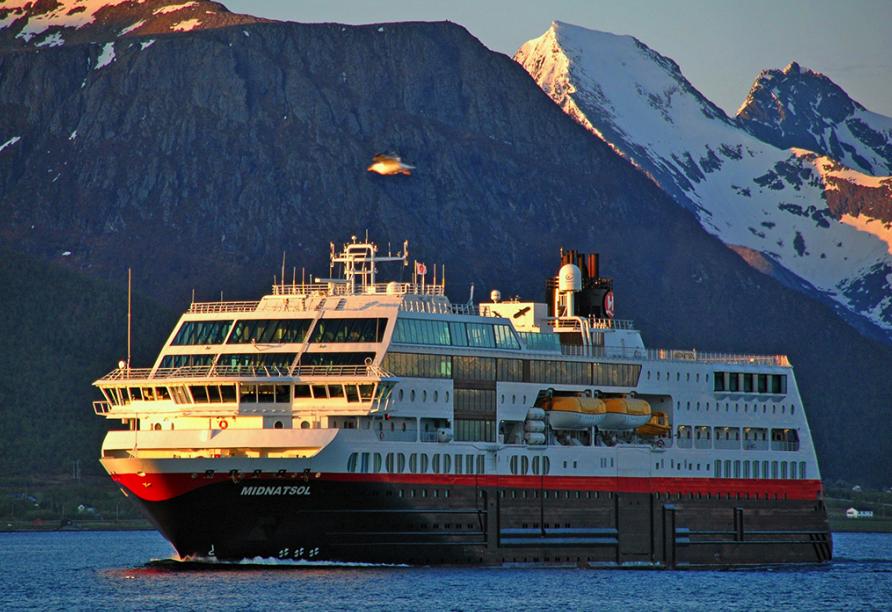 Je nach Reisetermin fahren Sie mit dem Hurtigruten-Schiff Midnatsol.