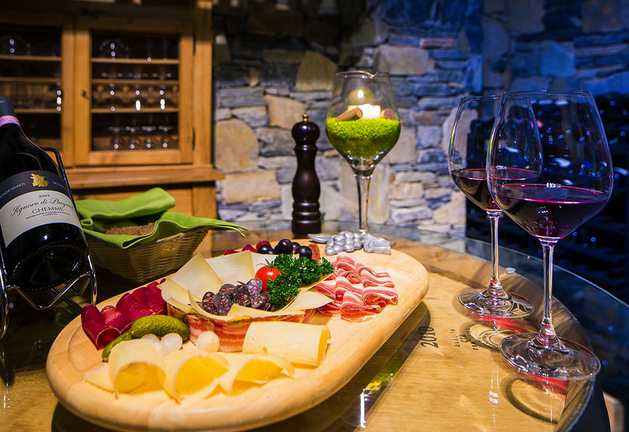 Der Walliser Teller vereint regionale Köstlichkeiten. Genießen Sie dazu ein leckeres Glas Wein.