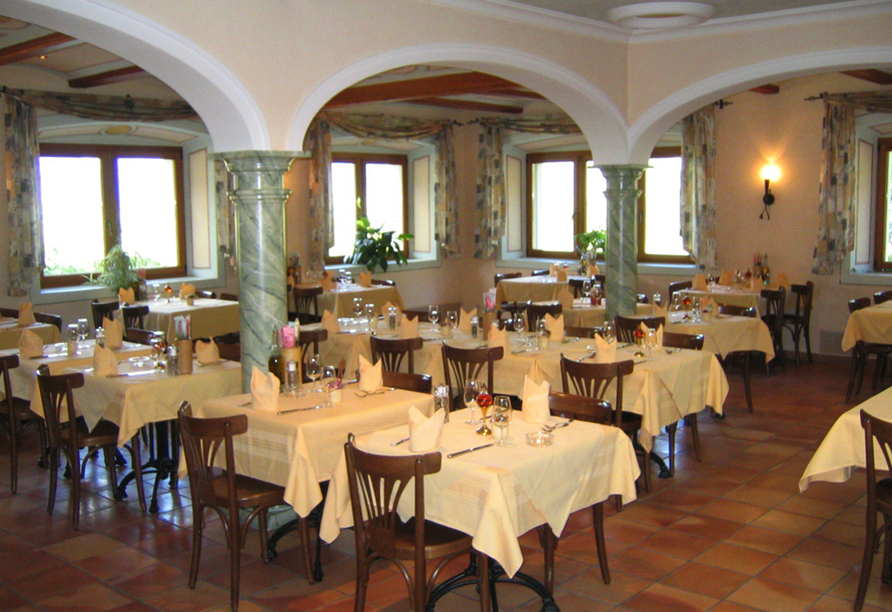 Die Pizzeria des Hauses serviert italienische Klassiker.