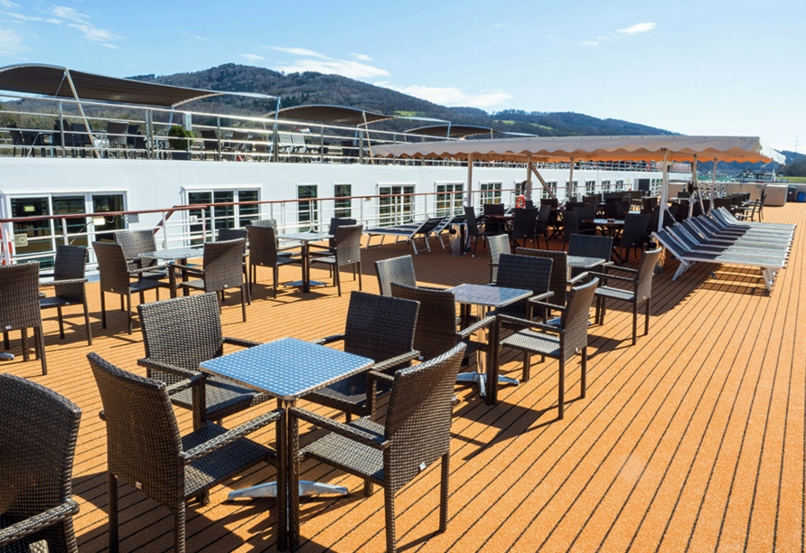 Vom Sonnendeck an Bord von Prinzessin Katharina haben Sie eine traumhafte Aussicht auf die schöne Flusslandschaft.