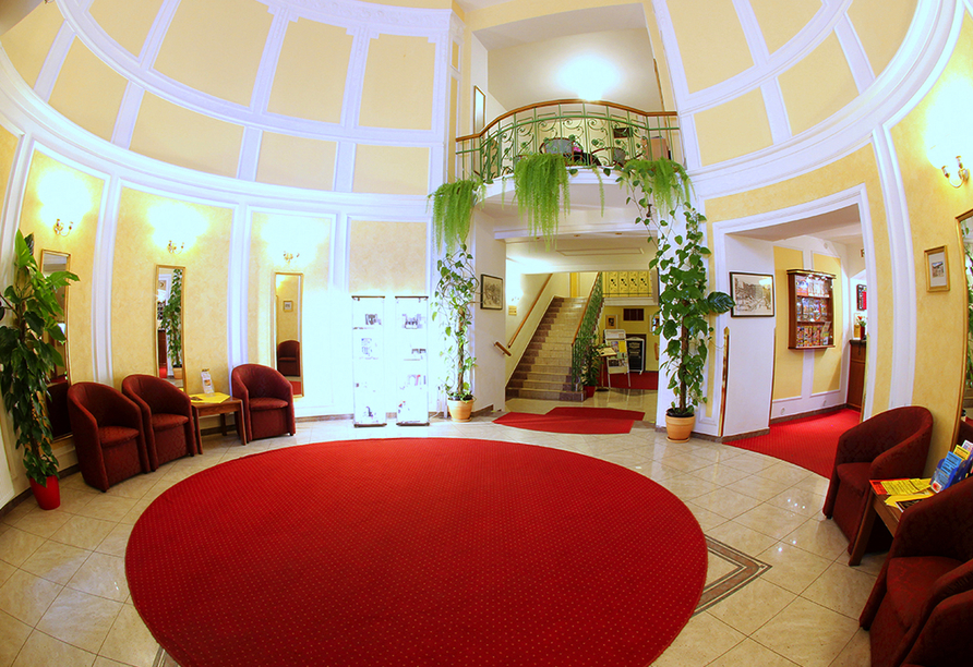 Die einladende Lobby des Hotels Flora