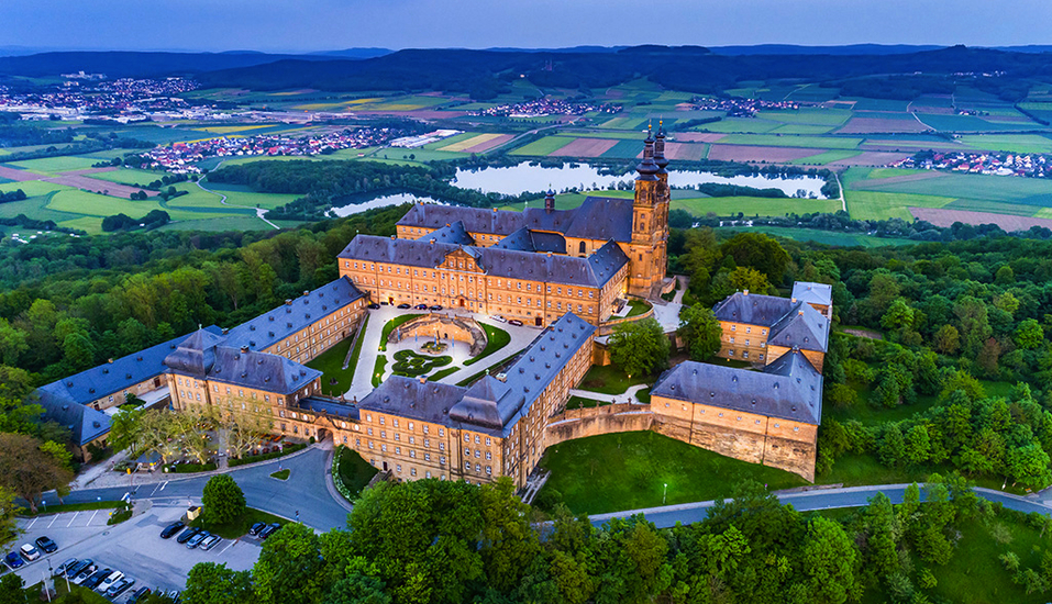 Das fränkische Landhotel erwartet Sie in der Nähe von reizvollen Ausflugszielen wie dem Kloster Banz.