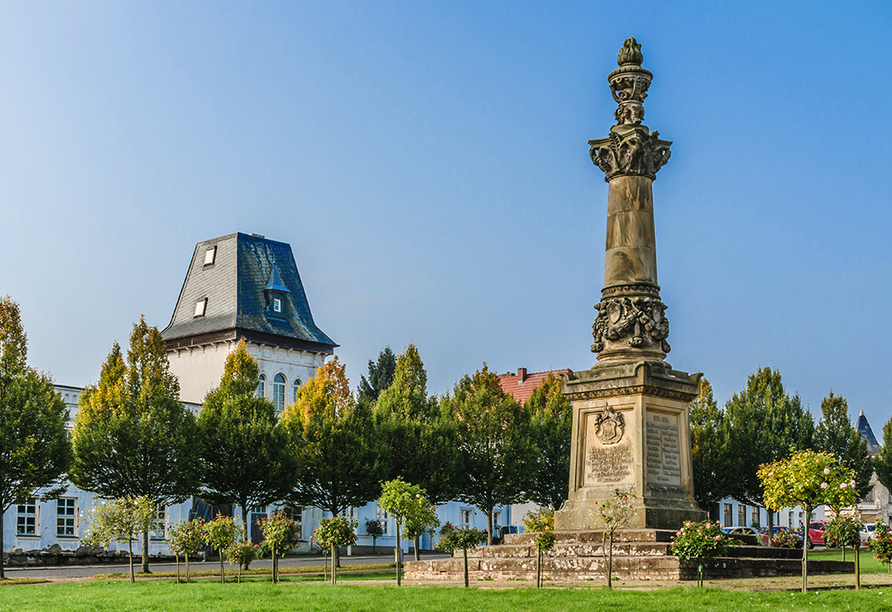 Schlendern Sie über den Marktplatz in Putbus, wo auch ein imposantes Kriegerdenkmal steht.