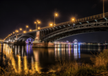 Bestaunen Sie die Theodor-Heuss-Brücke bei Nacht.