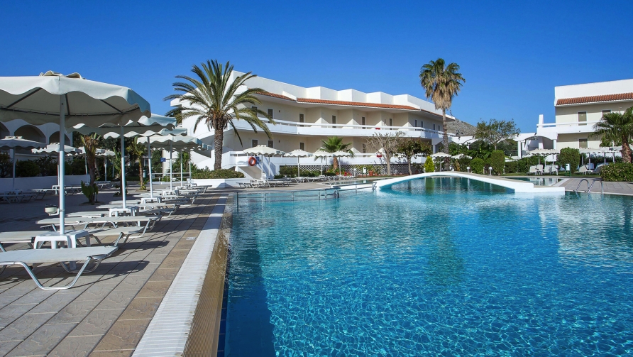 Entspannen Sie im schönen Außenbereich des Hotels Niriides in Kolymbia.