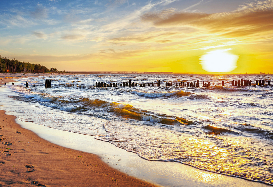 Erleben Sie unvergleichliche Sonnenuntergänge am Strand der Polnischen Ostsee.