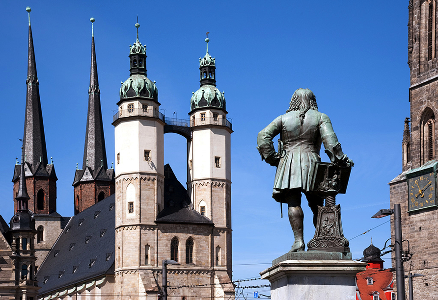 Halle (Saale) ist die Geburtsstadt des berühmten Komponisten Georg Friedrich Händel, weswegen ihm zu Ehren auch ein Denkmal auf dem Marktplatz zu finden ist.
