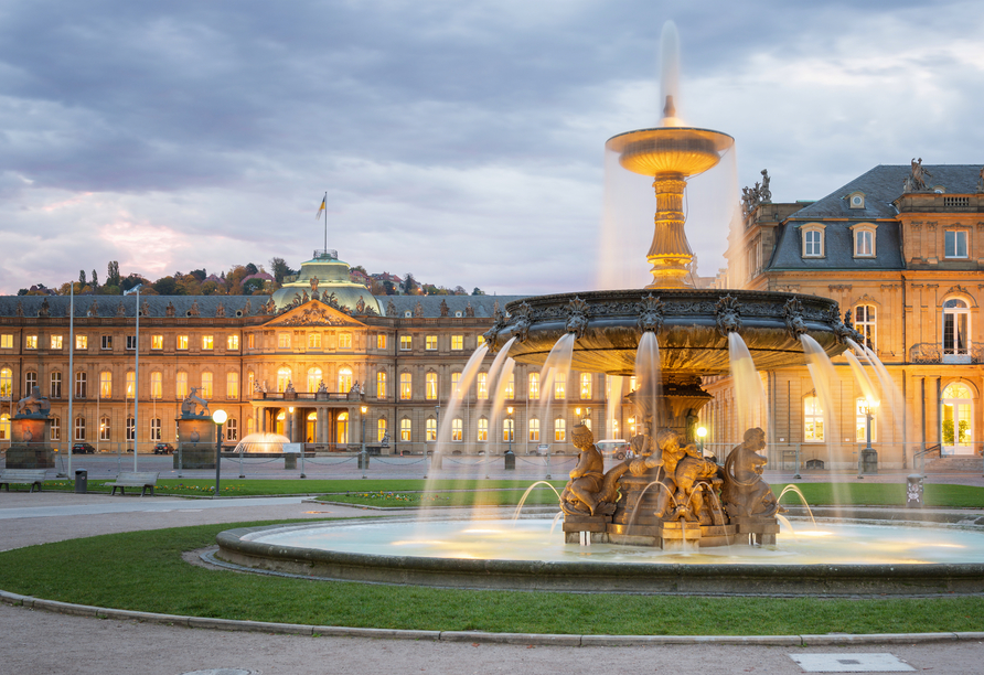 Willkommen in der schwäbischen Metropole Stuttgart. Bei sonnigem Wetter ist auf dem Schlossplatz einiges los. 