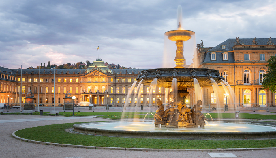 Willkommen in der schwäbischen Metropole Stuttgart. Bei sonnigem Wetter ist auf dem Schlossplatz einiges los. 