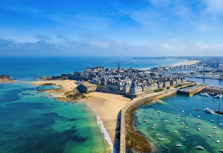 Wie eine mittelalterliche Festung ragt Saint-Malo in Nordfrankreich aus dem Meer.