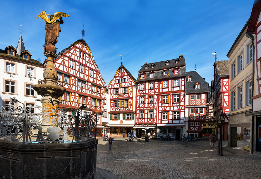 Eine zauberhafte Altstadt mit malerischen Häusern erwartet Sie in Bernkastel-Kues.