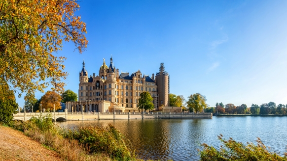 Eine der beliebtesten Sehenswürdigkeiten Schwerins, das Schweriner Schloss, liegt in der Nähe Ihres Urlaubshotels.