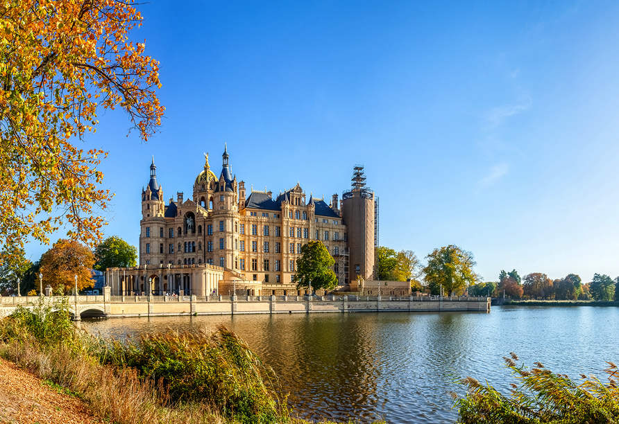 Eines der beliebtesten Sehenswürdigkeiten Schwerins ist das Schweriner Schloss. Und dieses liegt ganz in der Nähe Ihres Urlaubshotels.