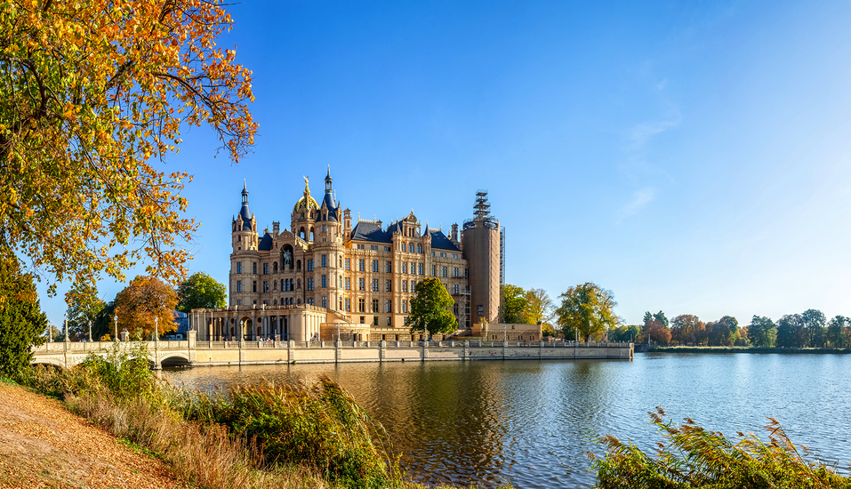 Eine der beliebtesten Sehenswürdigkeiten Schwerins, das Schweriner Schloss, liegt in der Nähe Ihres Urlaubshotels.