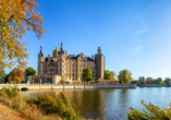 Eines der beliebtesten Sehenswürdigkeiten Schwerins ist das Schweriner Schloss. Und dieses liegt ganz in der Nähe Ihres Urlaubshotels.