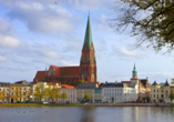 Spazieren Sie durch Schwerin, vorbei an traumhaften Häuserfassaden.