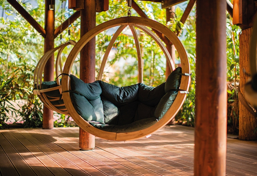 Relaxen einmal anders: Die hängenden Sitze laden zum Entspannen ein.