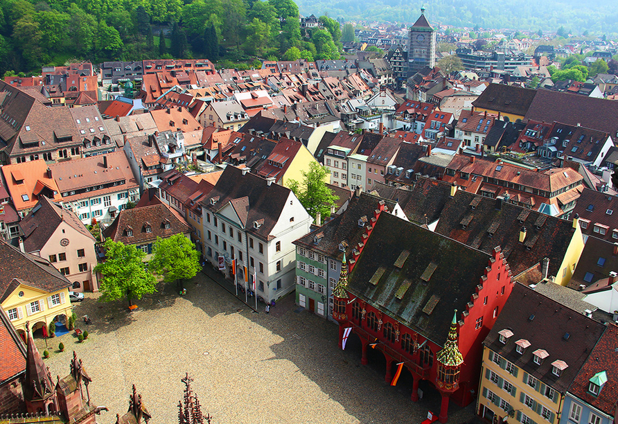 Der Münsterplatz befindet sich in der schönen Freiburger Altstadt.