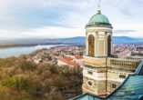 Über der Stadt Esztergom thront gut sichtbar die Basilika.
