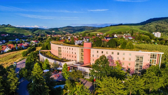 Inmitten herrlicher Landschaft liegt das Dorint Hotel Durbach/Schwarzwald. 