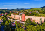 Inmitten herrlicher Landschaft liegt das Dorint Hotel Durbach/Schwarzwald. 