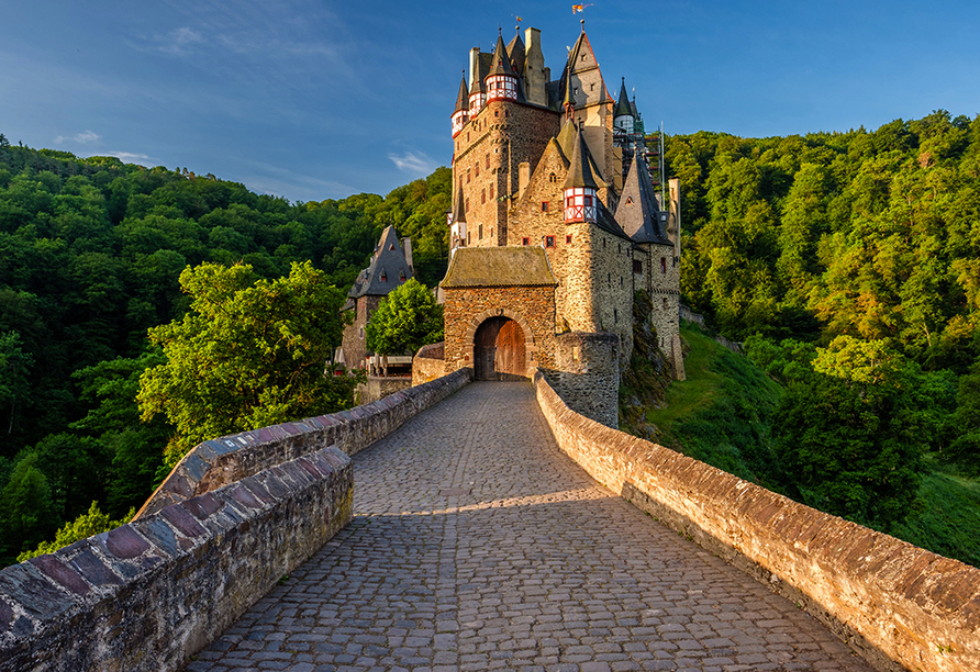 Tauchen Sie ein in die Märchenwelt der Burg Eltz.