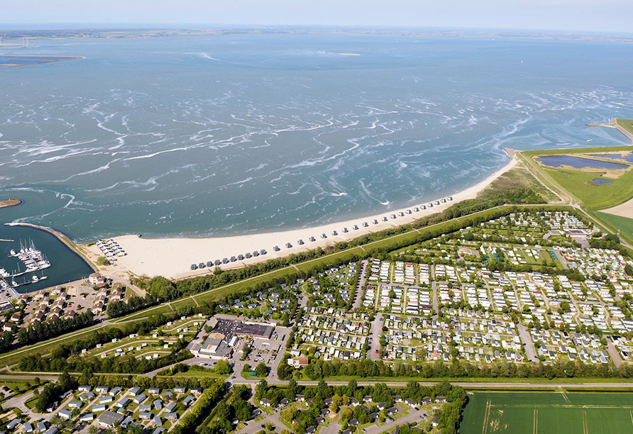 Roompot Beach Resort, Luftaufnahme von der Nordsee