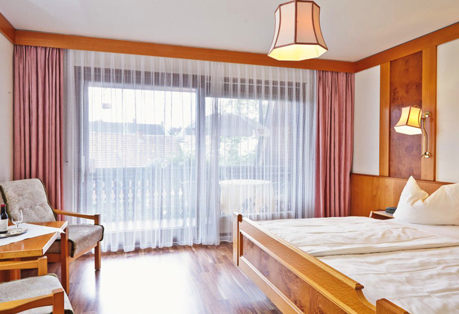 Beispiel eines Doppelzimmers mit Balkon im Ringhotel Pflug in Oberkirch