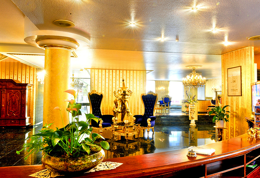 Das elegante Foyer und die Rezeption vom Hotel Alexandra