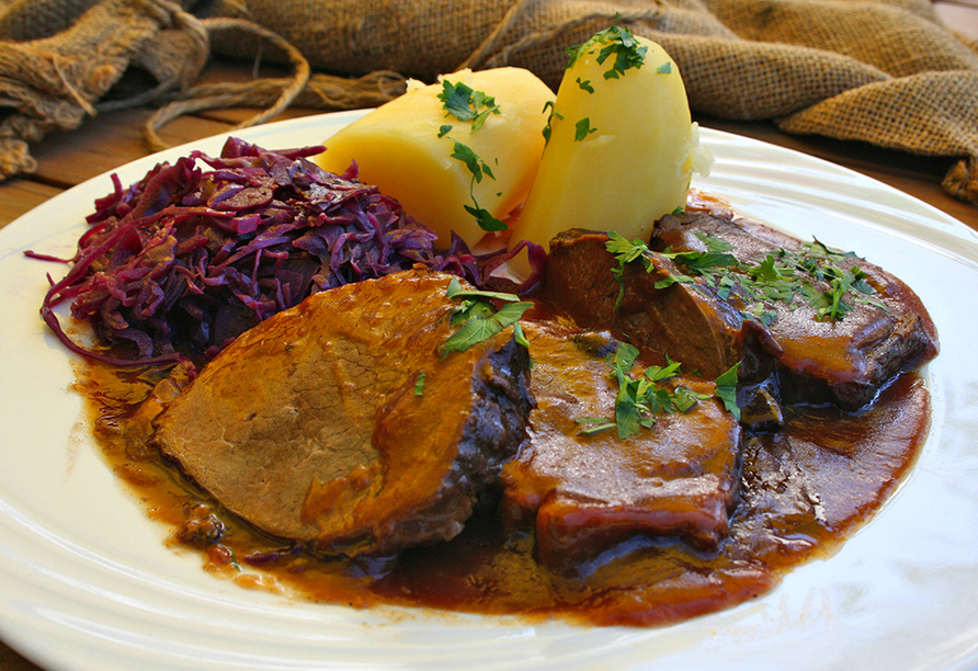 Genießen Sie die typisch sächsische Küche: Sauerbraten, Klöße und Rotkohl.