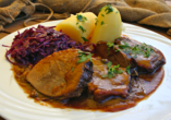 Genießen Sie die typisch sächsische Küche: Sauerbraten, Klöße und Rotkohl.