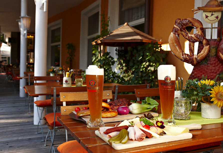 Die Terrasse des Hotels Vier Jahreszeiten in Garmisch-Partenkirchen lädt zum Verweilen ein.
