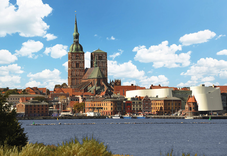 Blick auf die Stralsunder Altstadt mit der St. Nikolaikirche.