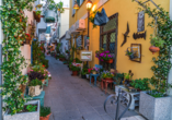 Machen Sie einen Spaziergang durch die romantischen Straßen von Ischia.