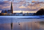 Der Pfaffenteich in Schwerin sieht auch zugefroren im Winter einfach nur idyllisch aus.