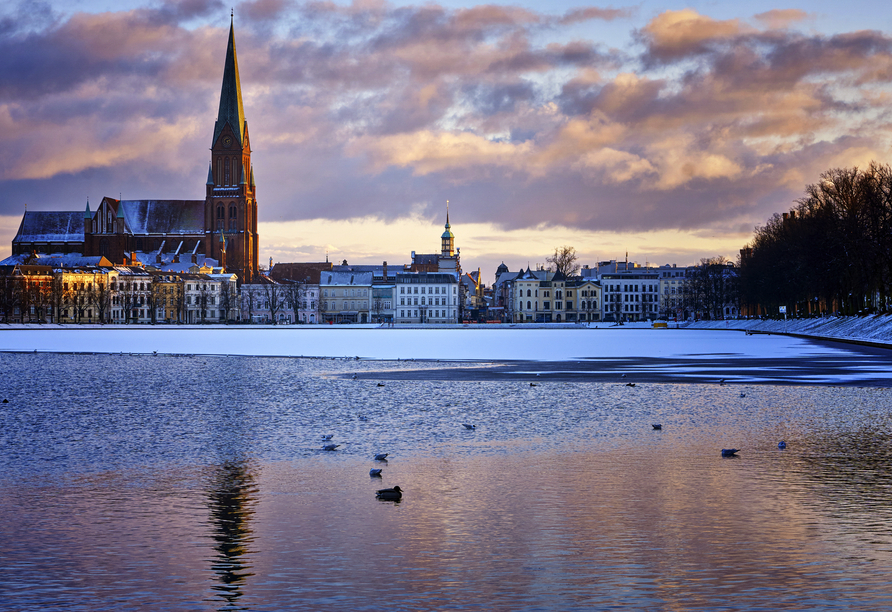 Der Pfaffenteich in Schwerin sieht auch zugefroren im Winter einfach nur idyllisch aus.