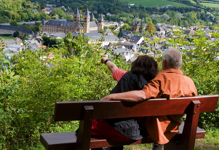 Bei einer Wanderung rund um Echternach werden Ihnen tolle Ausblicke auf die berühmte Abtei der Stadt geboten.