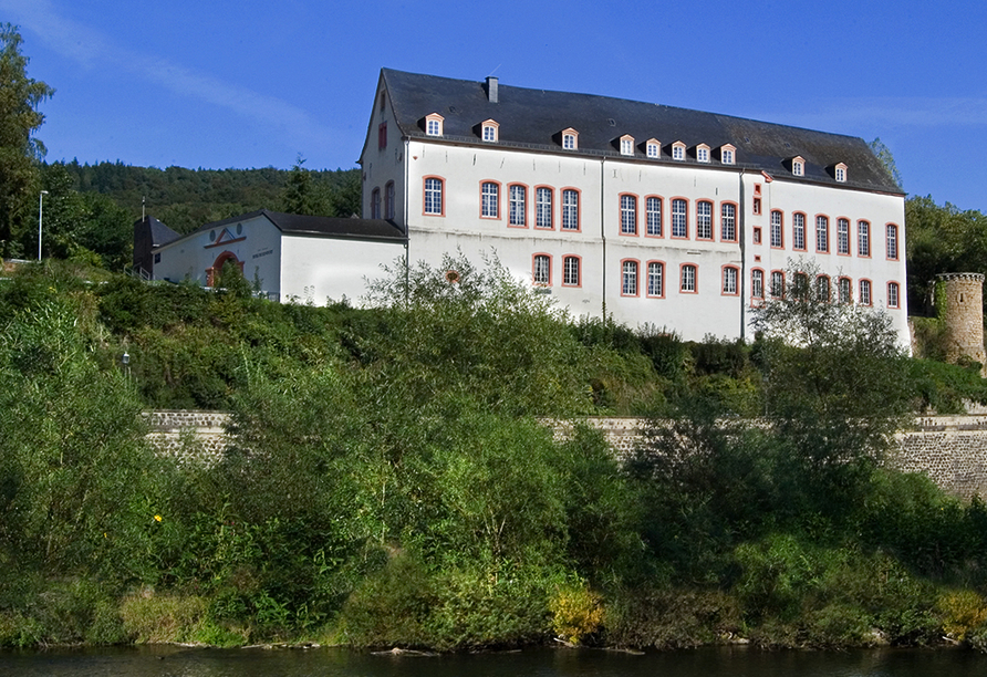 Ihr Hotel befindet sich in der Burganlage direkt am Fluss Sauer.