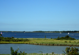 Genießen Sie eine gemächliche Fahrt über das Veerse Meer und erleben Sie die Ruhe der zeeländischen Landschaft.