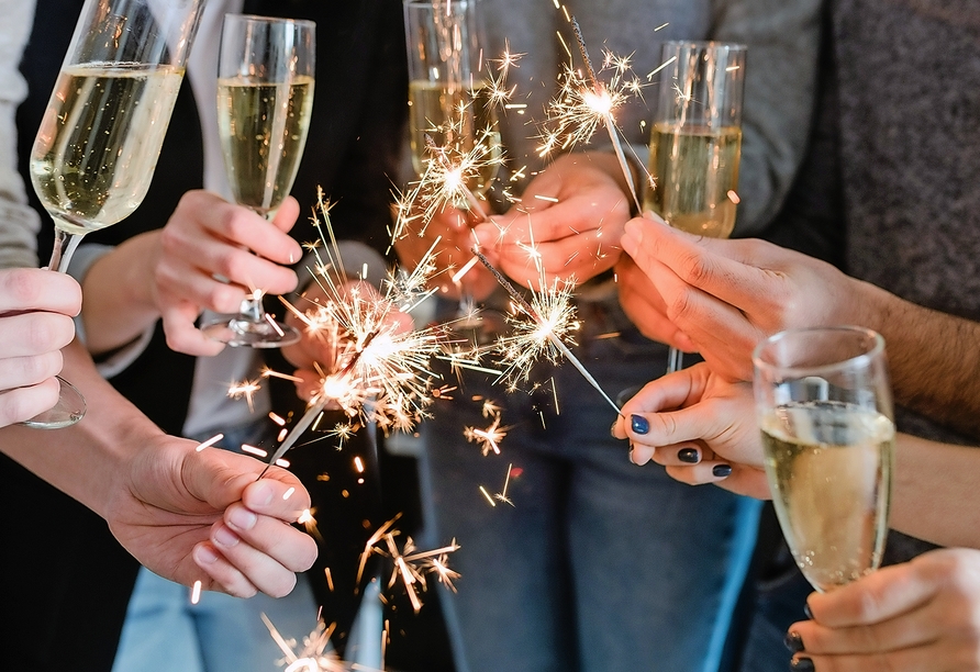 Stoßen Sie um Mitternacht mit einem Glas Sekt an! 