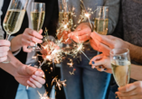 Stoßen Sie um Mitternacht mit einem Glas Sekt an! 