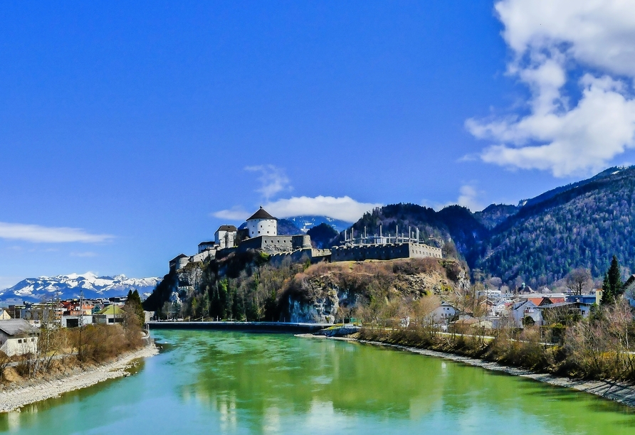Die Festung Kufstein thront eindrucksvoll über der Stadt und prägt das Panorama mit alpiner Kulisse.