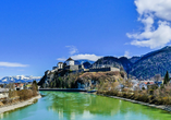 Die Festung Kufstein thront eindrucksvoll über der Stadt und prägt das Panorama mit alpiner Kulisse.
