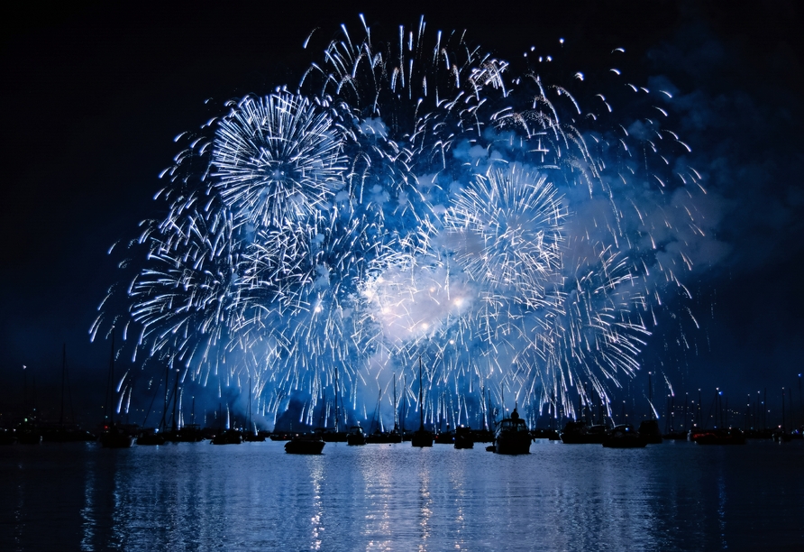 Mit dem Feuerwerk am Bodensee ins neue Jahr starten.
