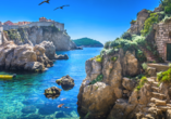 Die Adriaküste begeistert mit strahlend blauem Wasser.