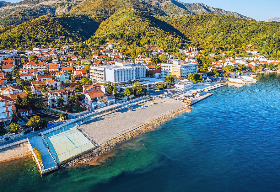 Entdeckerreise durch Montenegro und Kroatien, Luftansicht des Hotel Carine Delfin