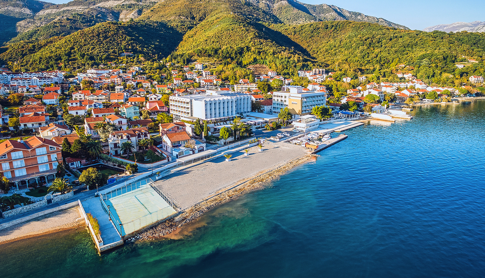 Entdeckerreise durch Montenegro und Kroatien, Luftansicht des Carine Hotel Delfin